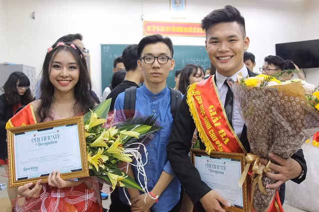  Linh Chi đạt Giải Ba cuộc thi Nét đẹp học sinh Chu Văn An và Giải Tài Năng cuộc thi Nét đẹp học sinh Chu Văn An.