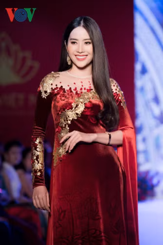 Nam Em khoác lên mình một thiết kế áo dài dát vàng trị giá lên tới 20.000 USD.