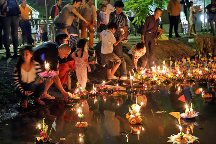 Lễ hội hoa đăng - Thái Lan. Đây là một trong những lễ hội truyền thống của người dân xứ sở chùa vàng. Mục đích của lễ hội Hoa đăng (Loy Krathong) là tỏ lòng tôn kính đối với nữ thần nước đã ban cho người dân nguồn nước dồi dào và cầu mong sự miễn xá cho những hành động làm vẩn đục nguồn nước. Việc thả đèn hoa đăng cũng là cách để xua đuổi điều không may trong quá khứ và cầu mong phước lành trong tương lai.