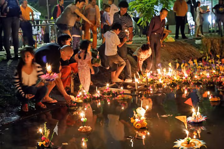 Lễ hội hoa đăng - Thái Lan. Đây là một trong những lễ hội truyền thống của người dân xứ sở chùa vàng. Mục đích của lễ hội Hoa đăng (Loy Krathong) là tỏ lòng tôn kính đối với nữ thần nước đã ban cho người dân nguồn nước dồi dào và cầu mong sự miễn xá cho những hành động làm vẩn đục nguồn nước. Việc thả đèn hoa đăng cũng là cách để xua đuổi điều không may trong quá khứ và cầu mong phước lành trong tương lai.