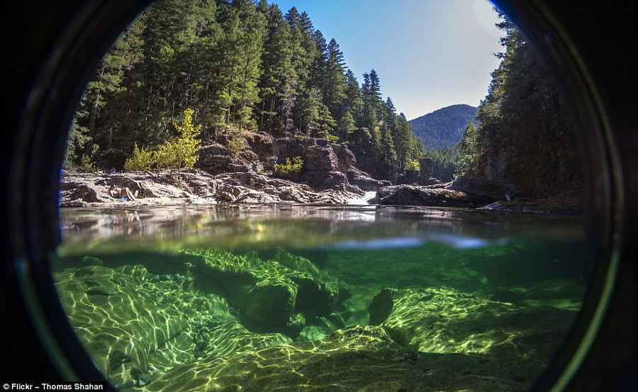 Một hồ nước yên tĩnh ở tiểu bang Oregon, Mỹ dưới góc chụp của ống kính mắt cá giống như cánh cửa đến chốn thần tiên. Ảnh: Flickr/Thomas Shahan.