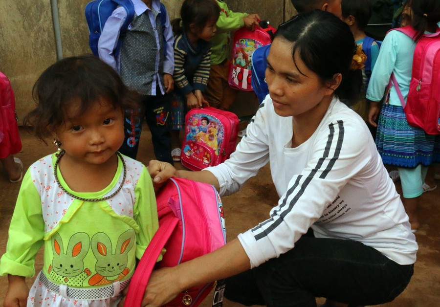 Cô giáo Đoàn Thị Xuyên chăm sóc học sinh mầm non.