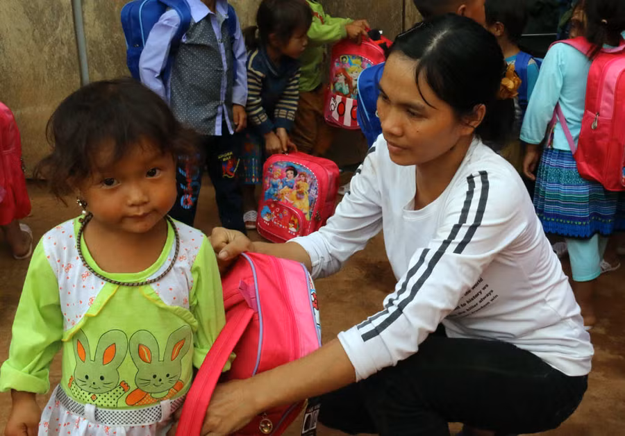 Cô giáo Đoàn Thị Xuyên chăm sóc học sinh mầm non.