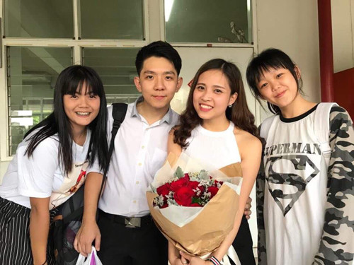 Thu Thảo bất ngờ trước màn cầu hôn của bạn trai ngay tại ngôi trường anh dạy học. Thu Thảo bất ngờ trước màn cầu hôn của bạn trai ngay tại ngôi trường anh dạy học.
