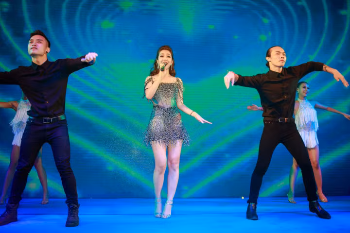 Phần trình diễn của Jennifer Phạm đã khiến khán giả Hà Nội được dịp 'mãn nhãn'.