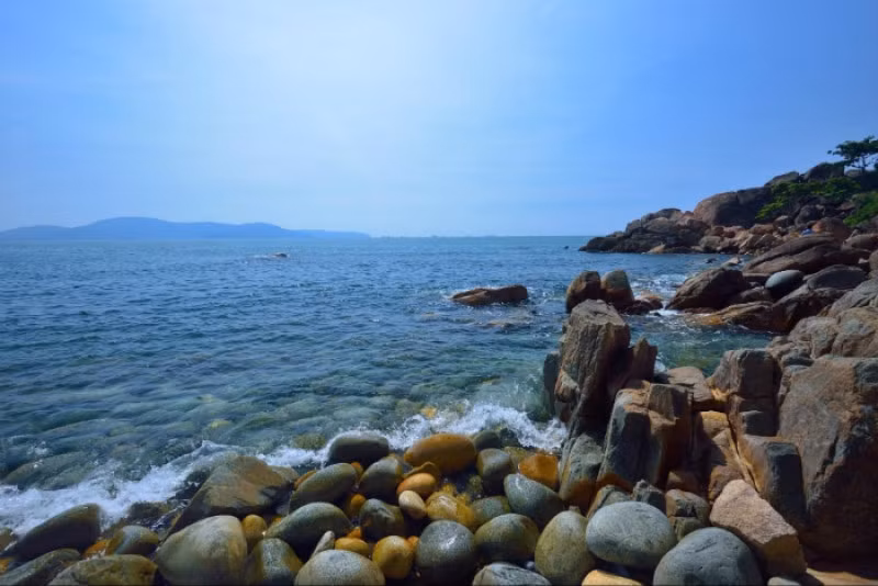 Ghềnh Ráng hòa mình cùng nắng mai.