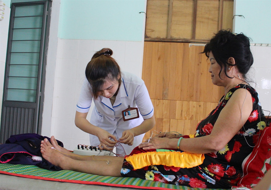 Bà Hương đang điều trị bệnh bằng phương pháp châm cứu tại Khoa YDCT-Trung tâm Y tế huyện Kông Chro. Ảnh: Mộc Trà