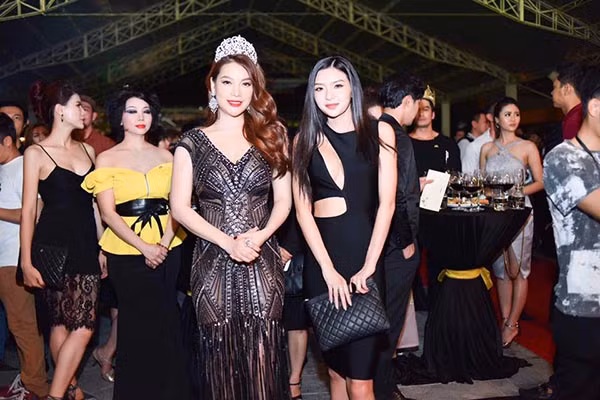 Cô vừa về Việt Nam sinh sống và làm việc được 1 năm, dưới sự dìu sắt và hướng dẫn của Trương Ngọc Ánh. Hiện tại, người đẹp đang học thêm tiếng Việt và một số lớp đào tạo chuyên môn về nghệ thuật để chuẩn bị cho những dự án hoạt động trong showbiz Việt trong thời gian tới.