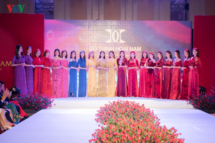 Các mẫu thiết kế trong bộ sưu tập "Sen vàng".  Các mẫu thiết kế trong bộ sưu tập