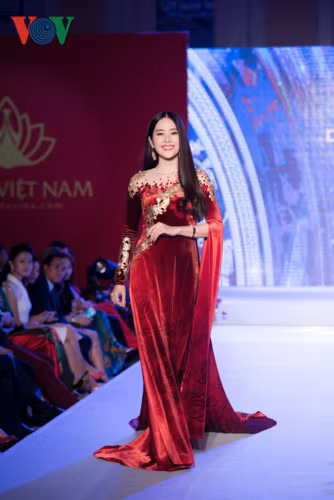 Phong thái tự tin sải bước trên sàn catwalk của Nam Em thu hút mọi ánh nhìn từ phía khán giả.