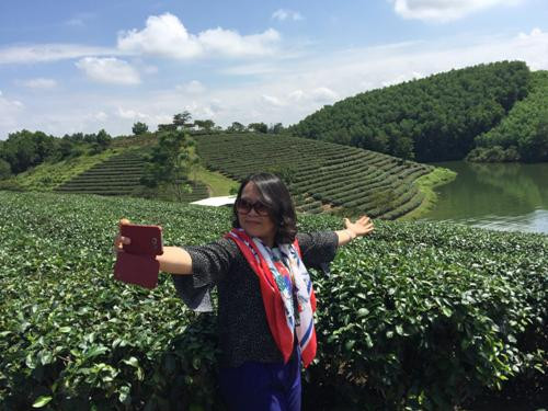 Du khách thỏa thuê “tạo dáng” giữa không gian xanh mát. Du khách thỏa thuê “tạo dáng” giữa không gian xanh mát.