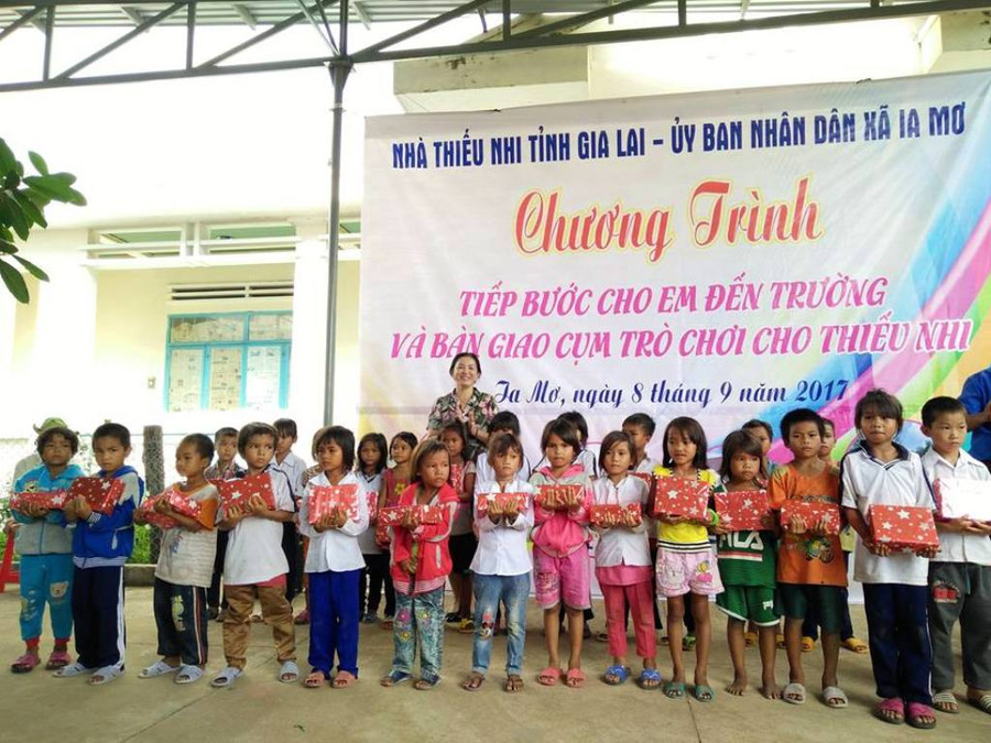 Tặng 50 phần sách vở cho học sinh Trường Tiểu học Nguyễn Văn Trỗi. Ảnh: Phan Lài Tặng 50 phần sách vở cho học sinh Trường Tiểu học Nguyễn Văn Trỗi. Ảnh: Phan Lài