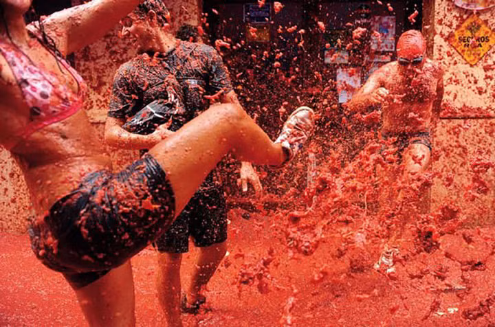 Lễ hội La Tomatina (lễ hội cà chua) – Tây Ban Nha. Lễ hội Cà chua thu hút hàng ngàn người từ khắp nơi tham gia vào 