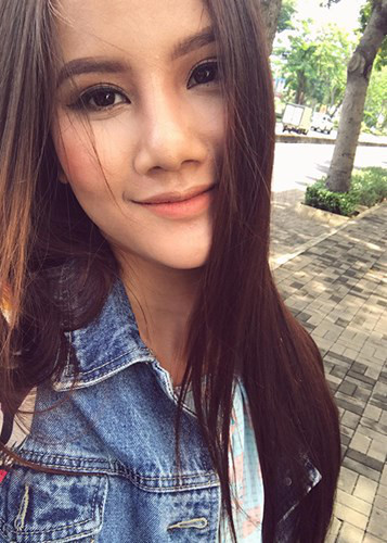 Fans cho rằng Hương Ly trông lạ lẫm có thể nhờ photoshop và trang điểm nhấn sống mũi chứ không phải cô đã phẫu thuật thẩm mỹ. Ảnh: FBNV Fans cho rằng Hương Ly trông lạ lẫm có thể nhờ photoshop và trang điểm nhấn sống mũi chứ không phải cô đã phẫu thuật thẩm mỹ. Ảnh: FBNV