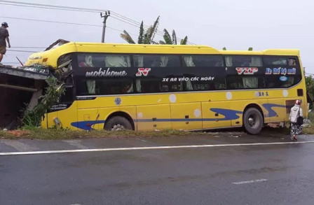 Hơn 30 hành khách trên xe hoảng loạn sau khi xe khách đâm vào nhà dân. Hơn 30 hành khách trên xe hoảng loạn sau khi xe khách đâm vào nhà dân.