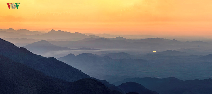  Từ đỉnh Bạch Mã, du khách như lạc vào cõi hư ảo khi ngắm cảnh hoàng hôn.