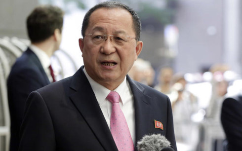 Bộ trưởng Ngoại giao CHDCND Triều Tiên Ri Yong Ho phát biểu trước báo chí bên ngoài khách sạn U.N Plaza ở New York hôm 25-9 (Ảnh: AP)