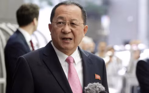 Bộ trưởng Ngoại giao CHDCND Triều Tiên Ri Yong Ho phát biểu trước báo chí bên ngoài khách sạn U.N Plaza ở New York hôm 25-9 (Ảnh: AP)