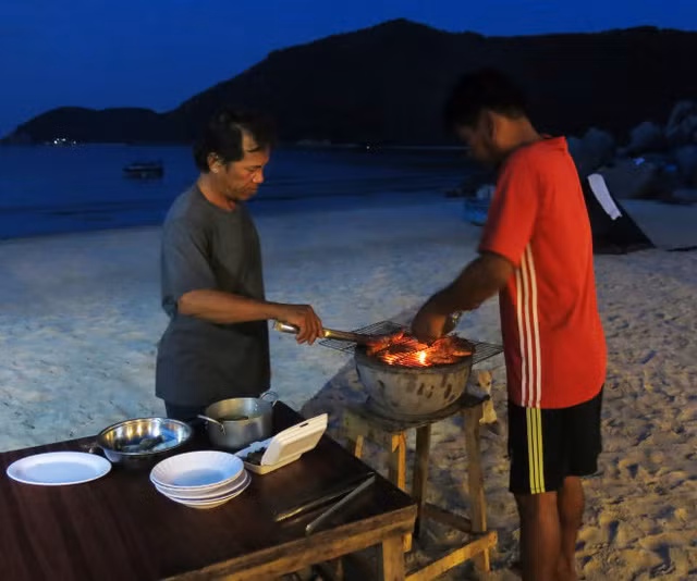 Ngư dân giờ là đầu bếp không thua ai. --Ảnh: T.T.H.