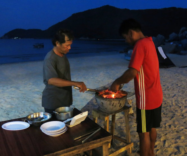 Ngư dân giờ là đầu bếp không thua ai. --Ảnh: T.T.H.