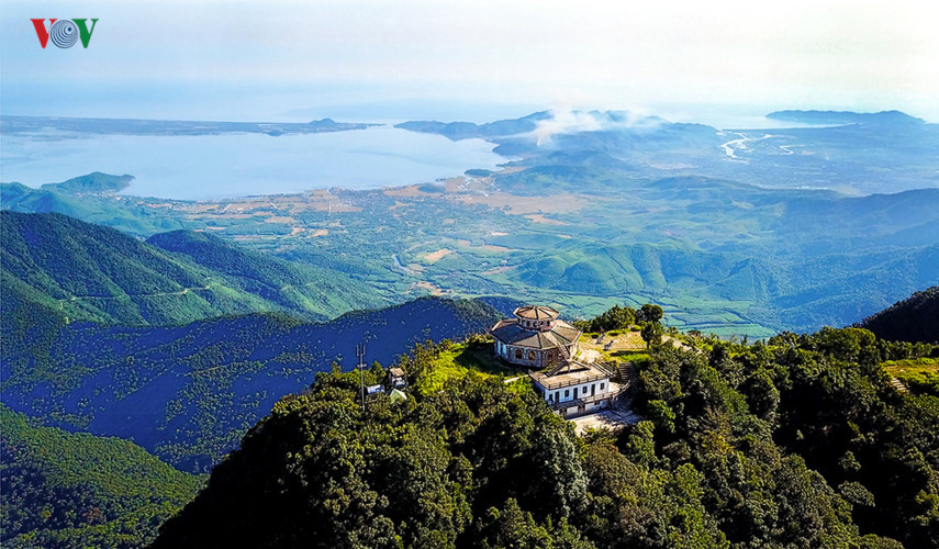 Từ đỉnh Bạch Mã nhìn về vùng đầm phá Phú Lộc. Cảnh rừng, cảnh biển, cảnh đầm phá, cả những con đường ngoằn ngoèo như dải lụa trắng cuốn nhẹ trong gió thấp thoáng giữa màu xanh trập trùng… Tất cả như một bức tranh hoàn hảo mà du khách có thể thưởng thức trọn vẹn.