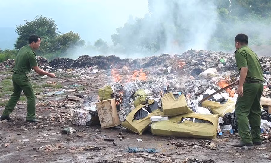  Công an huyện Chư Sê tiêu hủy thuốc lá. Ảnh: Mỹ Đức