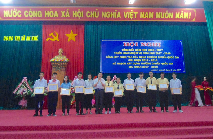 Ông Lê Duy Định tặng giấy khen cho cá nhân đạt thành tích xuất sắc trong các cuộc thi cấp quốc gia, năm học 2016-2017. Ảnh: Mộc Trà