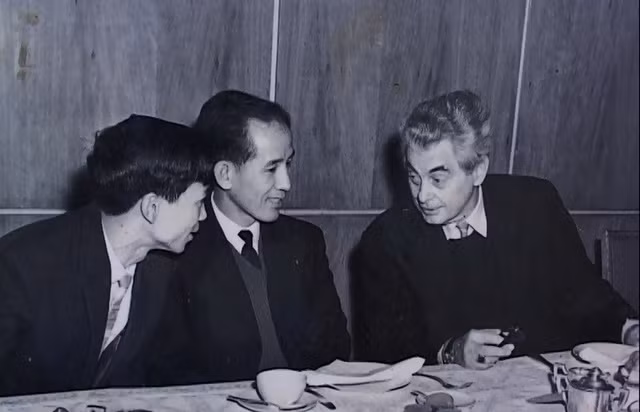 Đoàn làm phim Ngày độc lập 2-9-1945 gặp gỡ đạo diễn Hà Lan Joris Ivens - Ảnh tư liệu của đạo diễn NGUYỄN NHƯ VŨ