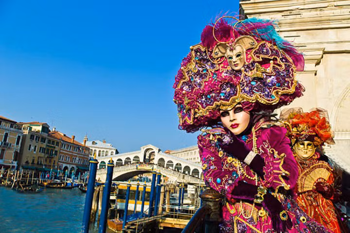 Lễ hội Carnaval - Lễ hội hóa trang của Italy. Đây là dịp để mọi người vui chơi, hòa nhạc, khiêu vũ và cũng là dịp để ôn lại và ca ngợi lịch sử hình thành một đất nước yên bình, phồn vinh.