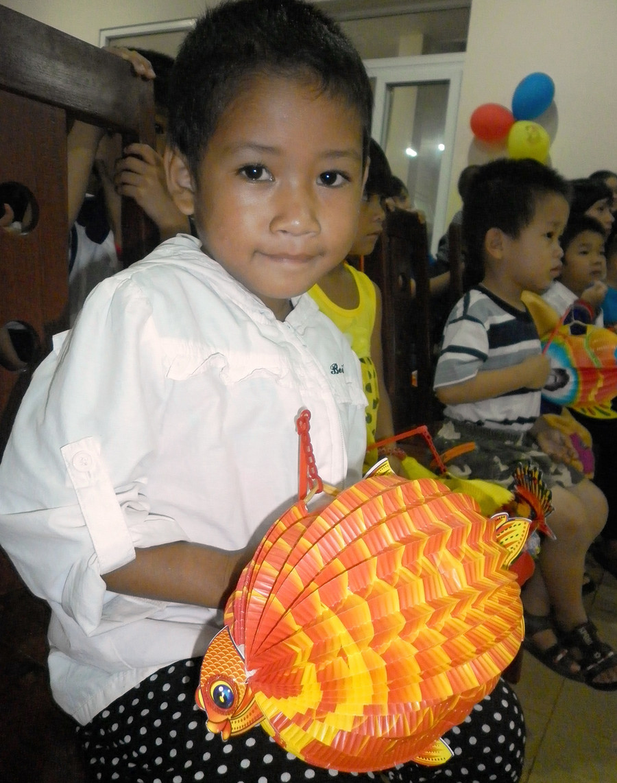 Với trẻ nghèo thì có được một chiếc đèn lồng trong dịp Tết Trung thu đã là một món quà rất lớn. Ảnh: Mai Ka Với trẻ nghèo thì có được một chiếc đèn lồng trong dịp Tết Trung thu đã là một món quà rất lớn. Ảnh: Mai Ka