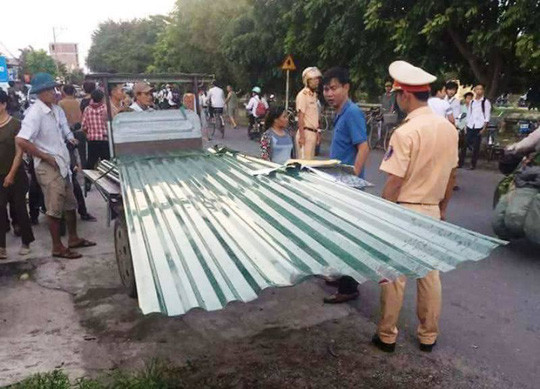 Hiện trường vụ tai nạn khiến người đi xe máy bị xe chở tôn cứa trúng cổ tử vong.