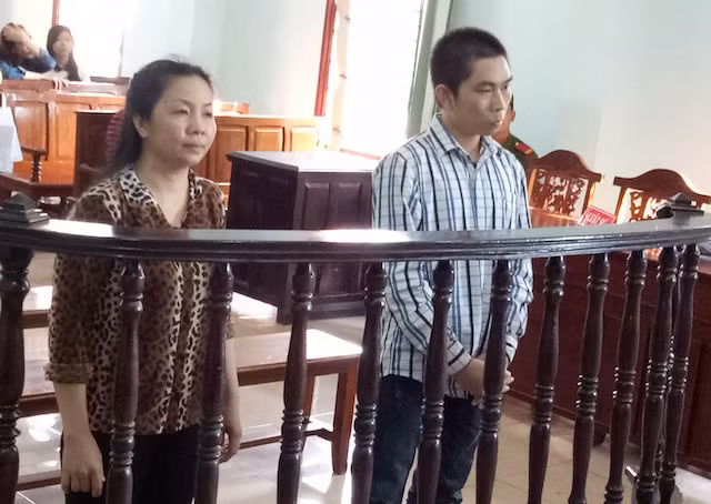 Nguyễn Thị Ngọc Bích và Phạm Hoàng Trí tại phiên tòa sơ thẩm.