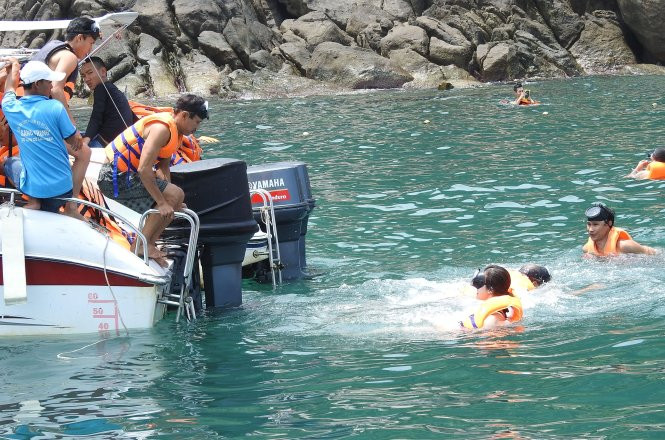 Du khách tham quan đảo Cù Lao Chàm đều rất thích thú tham gia tour lặn ngắm san hô dưới đáy biển Du khách tham quan đảo Cù Lao Chàm đều rất thích thú tham gia tour lặn ngắm san hô dưới đáy biển