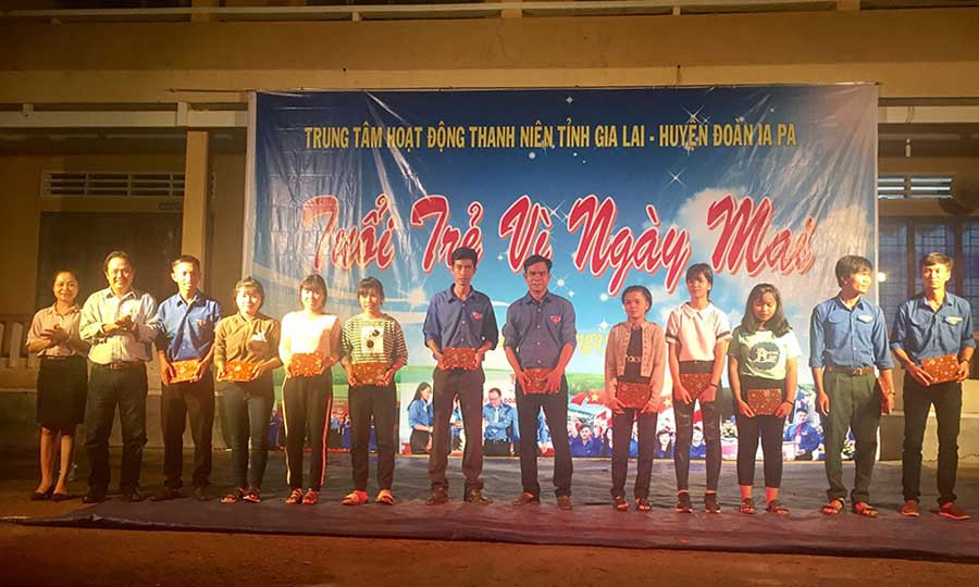 Lãnh đạo Trung tâm Hoạt động Thanh thiếu niên tỉnh tặng quà cho các bạn đoàn viên thanh niên. Ảnh: Hoàng Hiền Lãnh đạo Trung tâm Hoạt động Thanh thiếu niên tỉnh tặng quà cho các bạn đoàn viên thanh niên. Ảnh: Hoàng Hiền