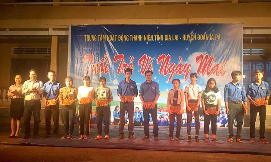 Lãnh đạo Trung tâm Hoạt động Thanh thiếu niên tỉnh tặng quà cho các bạn đoàn viên thanh niên. Ảnh: Hoàng Hiền Lãnh đạo Trung tâm Hoạt động Thanh thiếu niên tỉnh tặng quà cho các bạn đoàn viên thanh niên. Ảnh: Hoàng Hiền