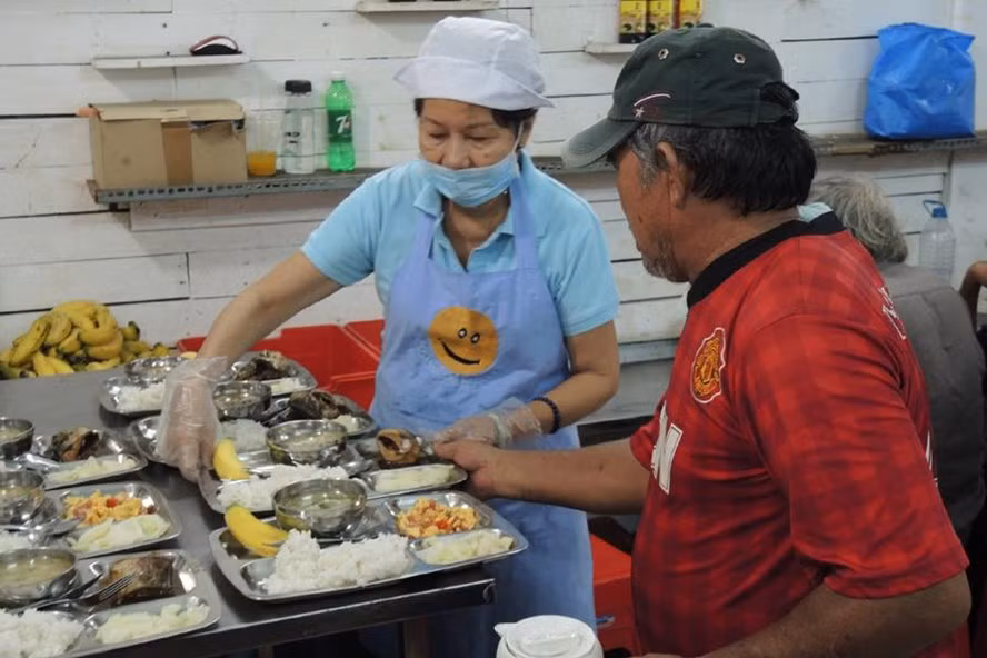 Khách nhận dĩa cơm 2.000 đồng với đầy đủ cơm và thức ăn, món tráng miệng.