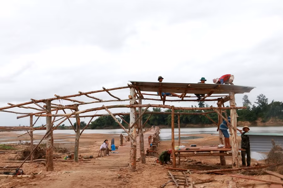 Mùa mưa lũ năm 2016, nước lũ về lớn nên cây cầu đã 2 lần bị cuốn trôi. Ảnh: Q.T