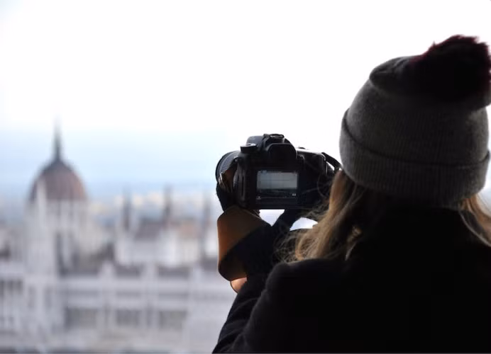 Chụp ảnh: Sẽ không vấn đề gì nếu bạn chụp ảnh phong cảnh và mọi người nhưng bạn sẽ gặp khó khăn khi tự chụp ảnh chính mình. Mặc dù đã có gậy tự sướng giúp bạn thực hiện điều ấy nhưng sẽ có những kiểu dáng mà ngay cả gậy tự sướng cũng không thể đáp ứng được.