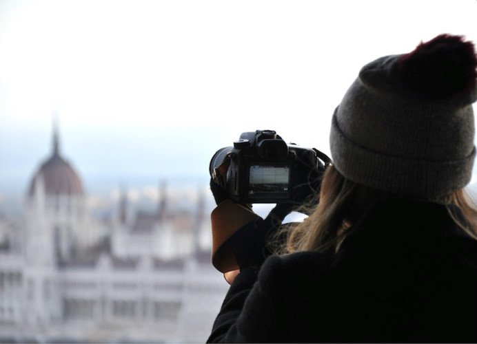 Chụp ảnh: Sẽ không vấn đề gì nếu bạn chụp ảnh phong cảnh và mọi người nhưng bạn sẽ gặp khó khăn khi tự chụp ảnh chính mình. Mặc dù đã có gậy tự sướng giúp bạn thực hiện điều ấy nhưng sẽ có những kiểu dáng mà ngay cả gậy tự sướng cũng không thể đáp ứng được. Chụp ảnh: Sẽ không vấn đề gì nếu bạn chụp ảnh phong cảnh và mọi người nhưng bạn sẽ gặp khó khăn khi tự chụp ảnh chính mình. Mặc dù đã có gậy tự sướng giúp bạn thực hiện điều ấy nhưng sẽ có những kiểu dáng mà ngay cả gậy tự sướng cũng không thể đáp ứng được.