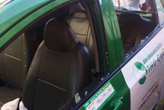 Chiếc taxe bị đập nát kính, đạn hoa cải găm khắp xe. Chiếc taxe bị đập nát kính, đạn hoa cải găm khắp xe.