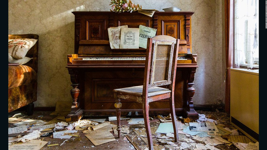 So với các tòa nhà từ thời Đông Đức, các công trình từ thời phát xít ít hơn. Sự tồn tại của nó trở thành đề tài tranh cãi trong dư luận Đức, một số người muốn đập bỏ những nơi này trong khi một số khác muốn giữ lại chúng như những di tích lịch sử.