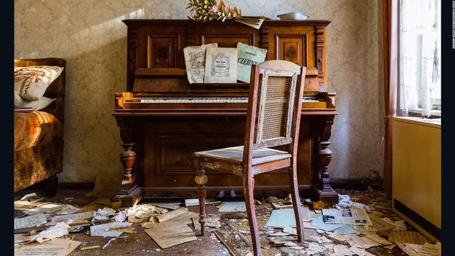 So với các tòa nhà từ thời Đông Đức, các công trình từ thời phát xít ít hơn. Sự tồn tại của nó trở thành đề tài tranh cãi trong dư luận Đức, một số người muốn đập bỏ những nơi này trong khi một số khác muốn giữ lại chúng như những di tích lịch sử.