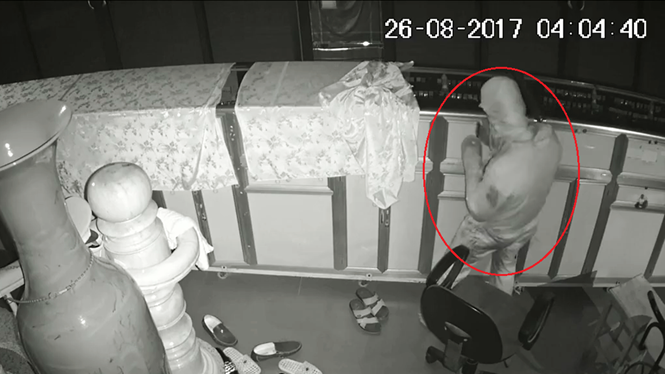 Camera an ninh của tiệm vàng Trang Ngọc ghi lại hình ảnh nghi can thực hiện vụ trộm Camera an ninh của tiệm vàng Trang Ngọc ghi lại hình ảnh nghi can thực hiện vụ trộm