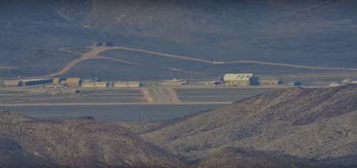 “Vùng 51” lộ diện qua ống kính của 2 “thợ săn UFO” Tim và Tracey Doyle Ảnh: YOUTUBE “Vùng 51” lộ diện qua ống kính của 2 “thợ săn UFO” Tim và Tracey Doyle Ảnh: YOUTUBE