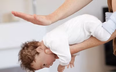 Khi trẻ bị sặc sữa, thức ăn, người lớn phải khẩn trương làm cho sữa, thức ăn ra khỏi đường hô hấp