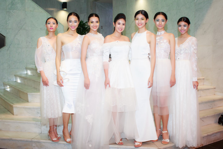Ngọc Hân bên dàn người mẫu rạng ngời trong sắc trắng.