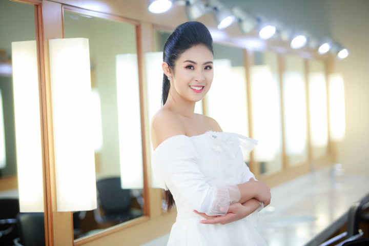 Trong ngày mở màn của Tuần lễ thời trang xuân hè Việt Nam 2018 diễn ra vào tối 29/9 tại Đài Truyền hình Việt Nam, Hoa hậu Ngọc Hân đã trình làng bộ sưu tập mới với tên gọi 'Tình yêu đầu tiên'.