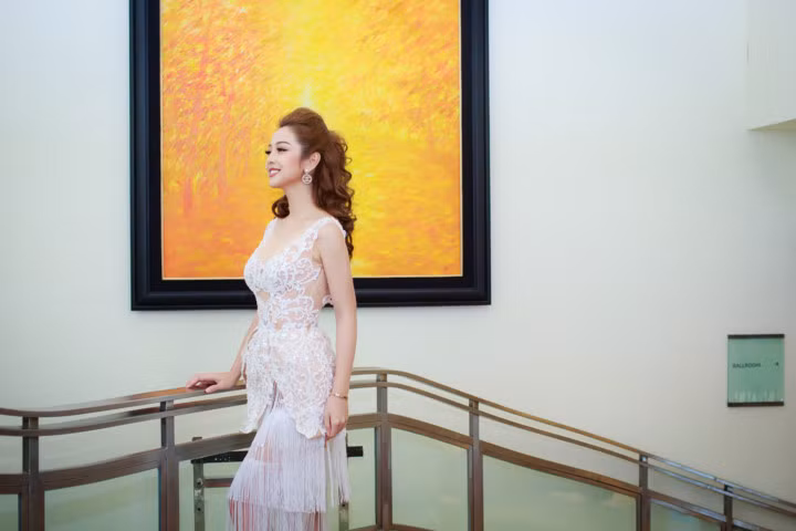  Xuất hiện tại sự kiện, Hoa hậu Jennifer Phạm 'đốt mắt' người đối diện nhờ vóc dáng chuẩn, nóng bỏng và vẻ đẹp mặn mà hiếm có.