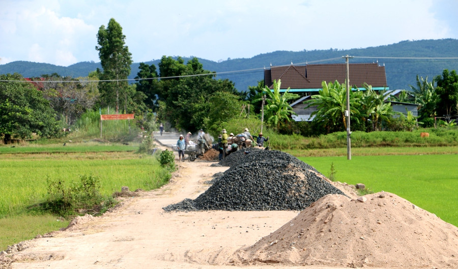 Các công trình đường giao thông liên thôn, nội thôn đang được gấp rút thi công để đưa vào phục vụ người dân đi lại thuận tiện trong mùa mưa bão. Ảnh: Q.T 