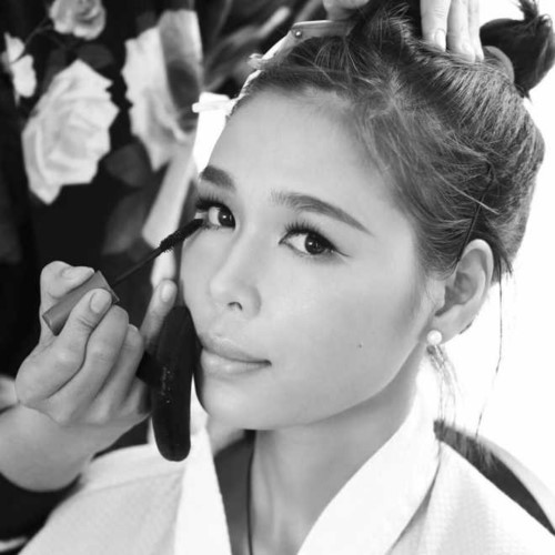 Năm 1999, cô từng nhận được giải thưởng về thơ ca và truyện ngắn do trong cuộc thi viết được tổ chức bởi Hội văn nghệ thiếu nhi thành phố Đà Nẵng.